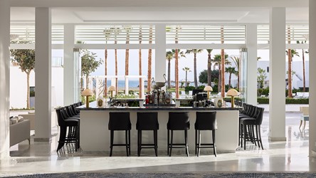 2549_14-glass-wrapped-bar-and-lounges-open-to-the-resort-gardens.jpg