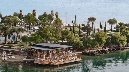 2782_04-yali-seafood-restaurant-is-floating-above-the-sea-with-views-of-corfu-town.jpg