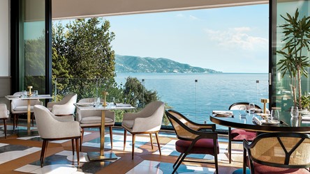 2782_20-merlins-bar-restaurant-offers-a-magical-atmosphere-and-stunning-views.jpg