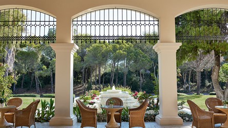 3684_18-Relaxed-holiday-atmosphere-at-the-Lobby-Lounges.jpg