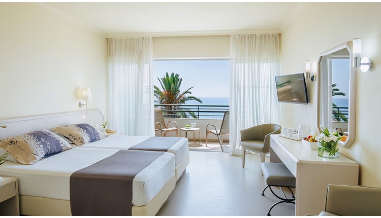 Louis Imperial Beach, Кипр