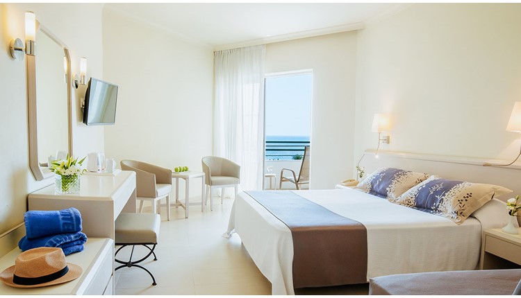 Louis Imperial Beach, Кипр