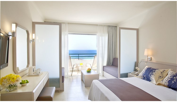 Louis Imperial Beach, Кипр