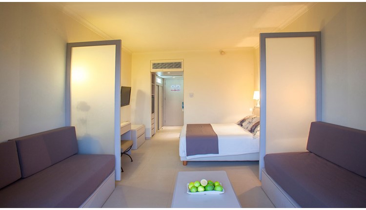 Louis Imperial Beach, Кипр