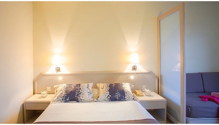 Louis Imperial Beach, Кипр