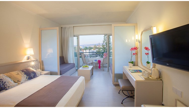 Louis Imperial Beach, Кипр