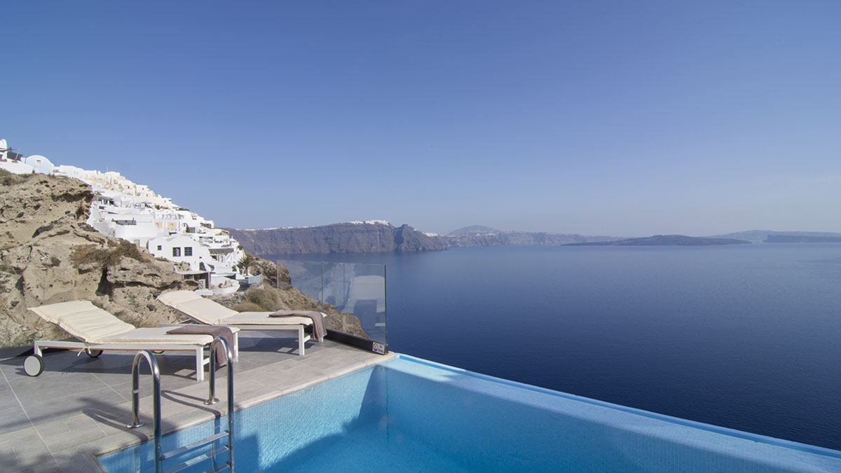 Infinity Suite with Private Heated Pool & Caldera View