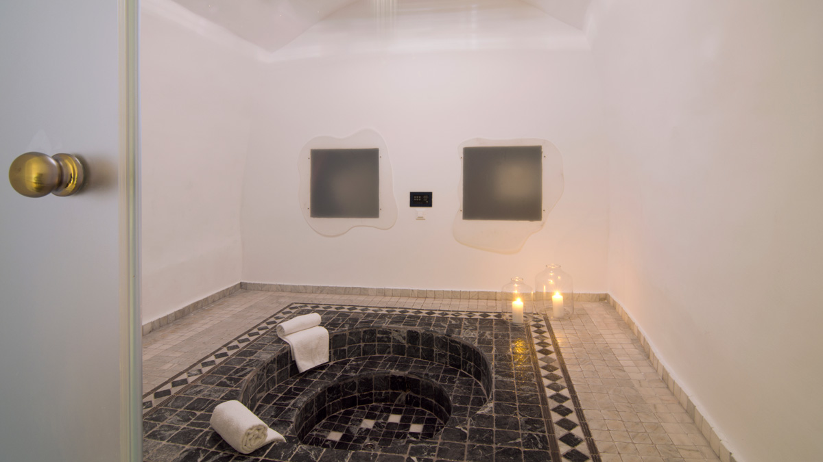 Honeymoon Suite with Private Heated Pool & Caldera View