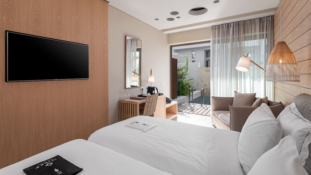 Standard Suite Swim-Up Ground Floor